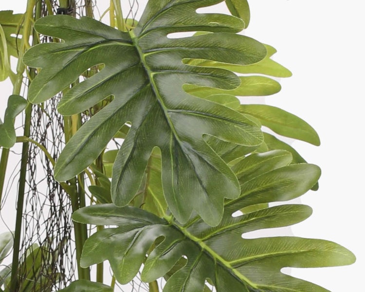 Künstliche Ranunkel aus Textil in Dunkelrosa mit grünen Blättern