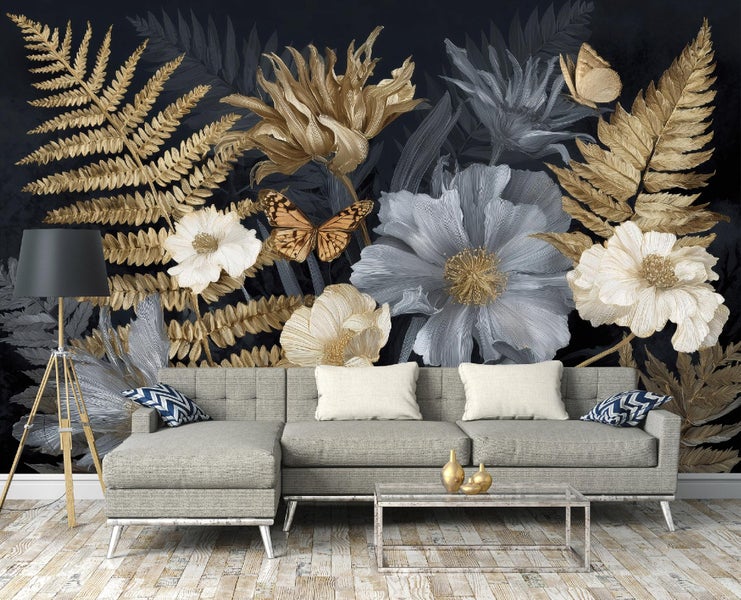 Wohnzimmer mit Blumenmuster-Tapete, Sofa und Stehlampe