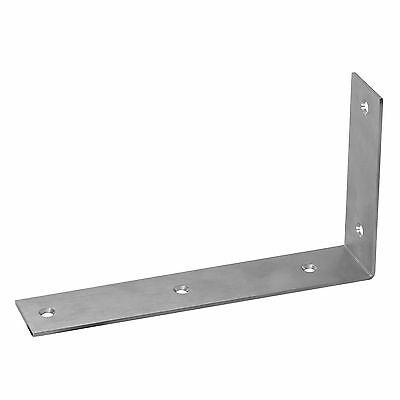 Winkelverbinder aus Metall mit mehreren vorgebohrten Senkkopflöchern zur Befestigung von Holzverbindungen