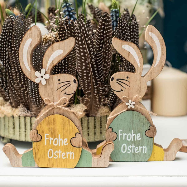 Dekorative Osterhasenfiguren aus Holz mit der Aufschrift 'Frohe Ostern'