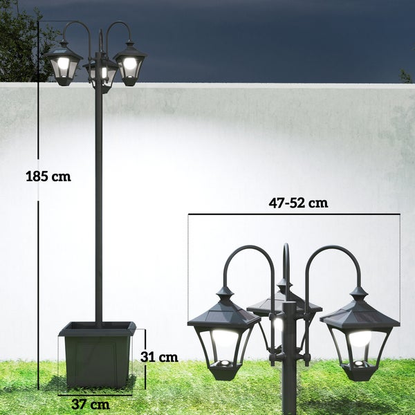 Dreiflammige Solar-Außenleuchte im Laternendesign mit Pflanzkübel, Höhe 185 Zentimeter, Breite 47 bis 52 Zentimeter.
