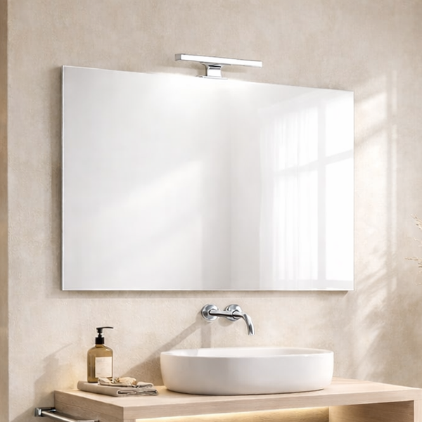 Badezimmer mit Waschbecken, Spiegel und Lampe