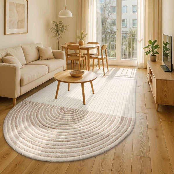Moderner Wohnbereich mit ovalem Teppich mit konzentrischem Muster, Holzmöbeln und Holzboden. Skandinavischer Stil, hell und aufgeräumt.
