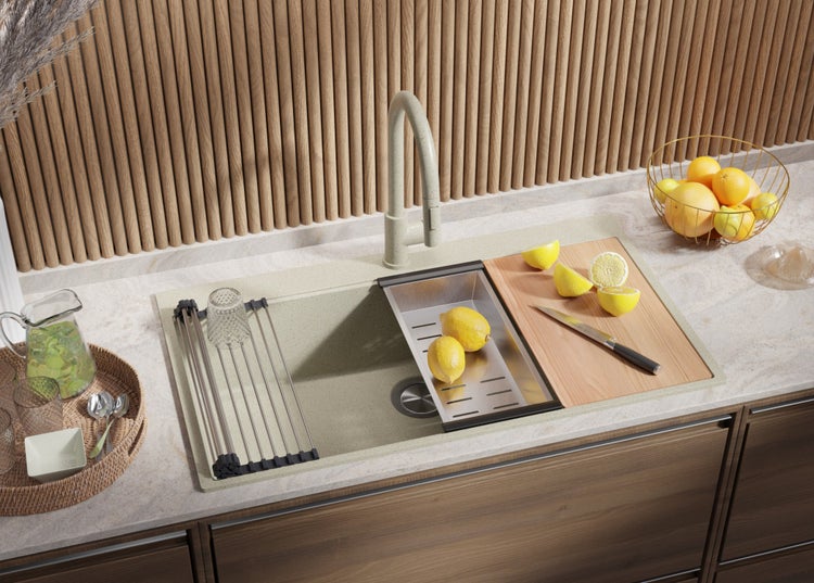 Küchenspüle mit Abtropffläche, Schneidebrett und Armatur auf einer Küchentheke