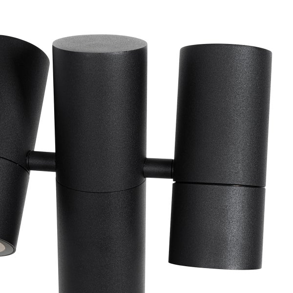 Nahaufnahme einer schwarzen Außenleuchte mit zylindrischen Strahlern aus Metall.