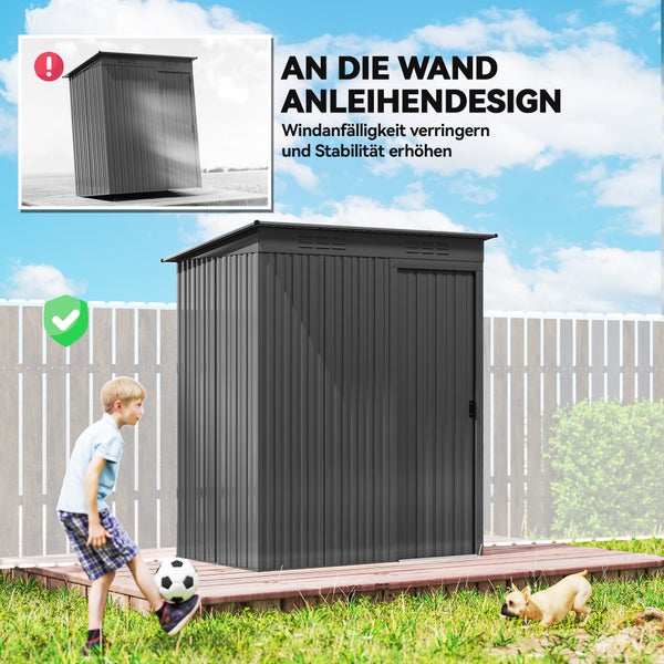 Dunkelgraues Metall-Gerätehaus im hellen Garten mit Schiebetür, wandanliegendes Design für hohe Stabilität und Windbeständigkeit.