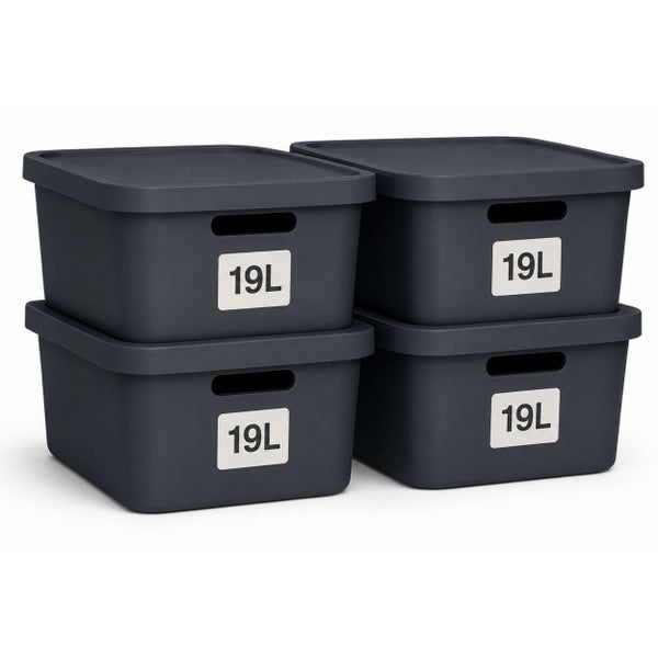 Set aus vier stapelbaren Kunststoff Aufbewahrungsboxen mit Deckel und einem Fassungsvermögen von 19 Litern pro Box für Ordnung im Haushalt.