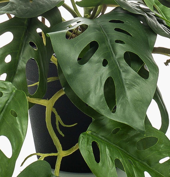 Künstlicher Zweig mit grünen ovalen Blättern und braunem Stiel.