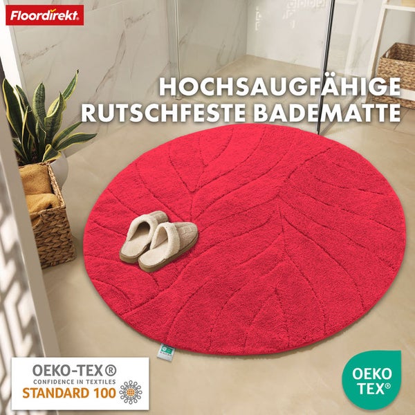 Hochflor Badematte mit Blattmuster und Hausschuhen im Badezimmer