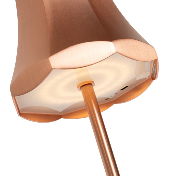 Nahaufnahme der Unterseite einer kupferfarbenen Tischlampe mit integrierter LED Lichtquelle und blütenförmigem Schirm aus Metall.
