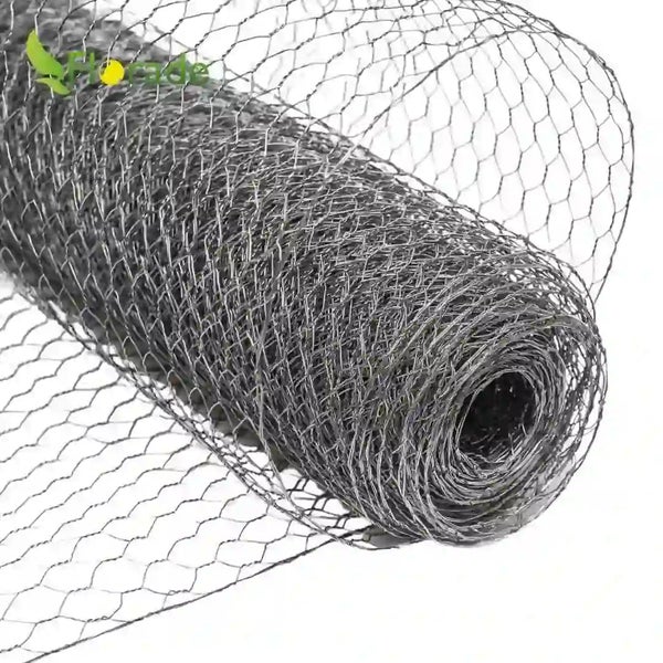 Eine Rolle Maschendrahtzaun oder Kaninchendraht aus Metallgeflecht zur Gartenabsperrung.