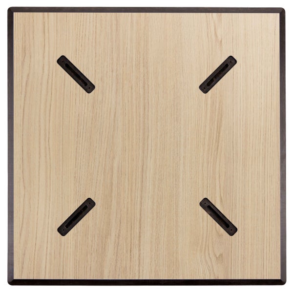 Quadratische Holzplatte mit heller Maserung, dunklem Rand und vier diagonalen Aussparungen.