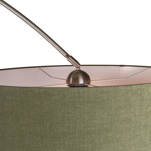 Detailaufnahme einer Stehlampe mit Lampenschirm aus Stoff