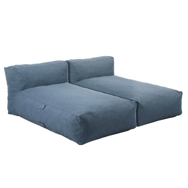 Modulares Outdoor-Bodenkissen aus blauem Stoff, bestehend aus zwei Elementen mit Rückenlehne.