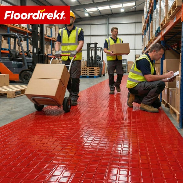 Szene in einem Lager mit rotem Bodenbelag, Gabelstapler und Lagermitarbeitern; Floor direkt Logo