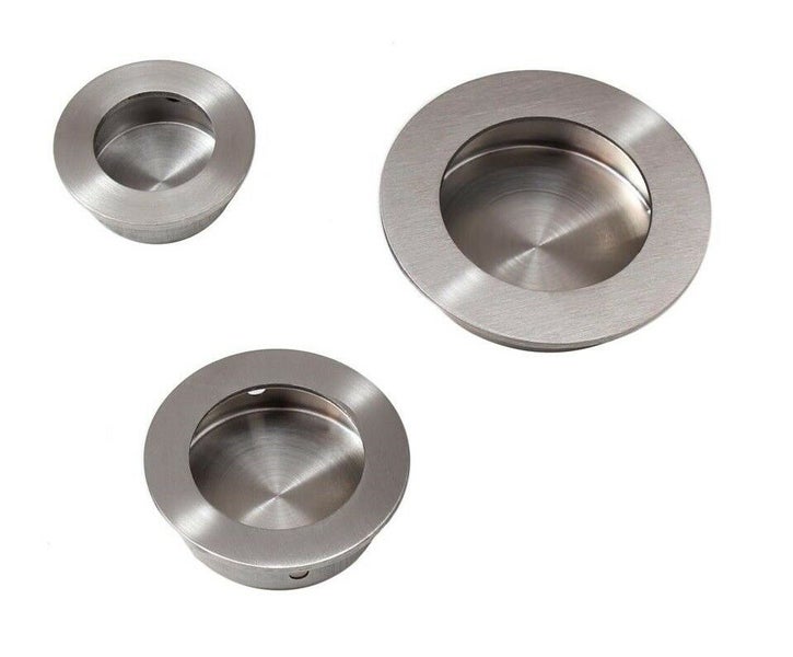 Drei runde Türgriffmuscheln aus Metall