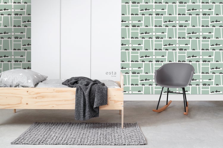 Kinderzimmer mit Holzbett, grauem Teppich, Schaukelstuhl und Tapete mit Automotiv