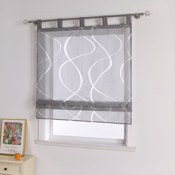 Graues, halbtransparentes Raffrollo mit weißem Wellenmuster vor einem Fenster.