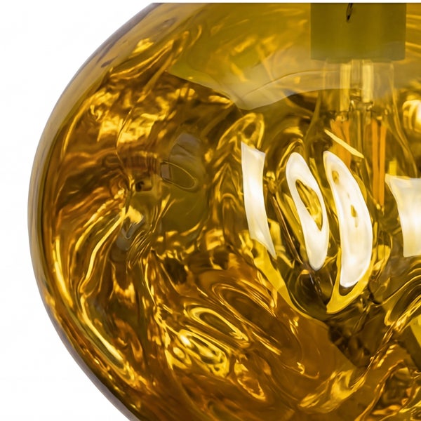 Nahaufnahme einer dekorativen LED-Glühbirne aus strukturiertem Glas mit warmem Licht.