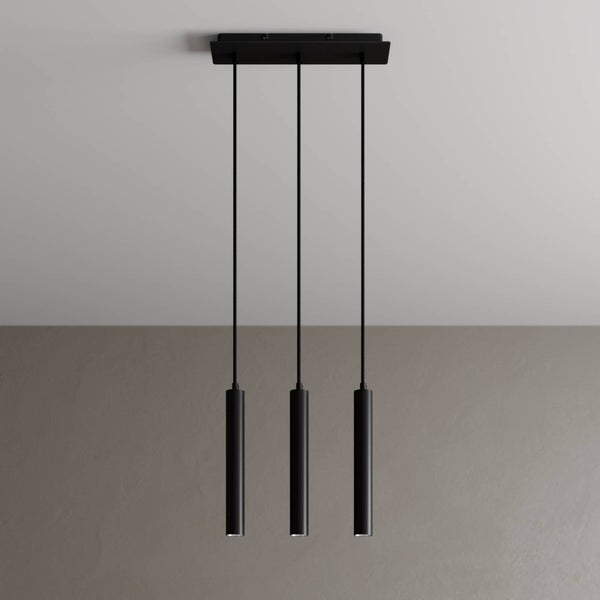 Moderne schwarze 3-flammige Pendelleuchte mit zylindrischen Metallpendeln und rechteckiger Deckenhalterung.