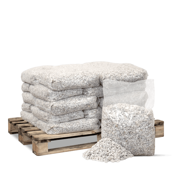 Weißer Zierkies in Säcken auf einer Holzpalette gestapelt mit einem offenen Sack und losem Kies im Vordergrund.