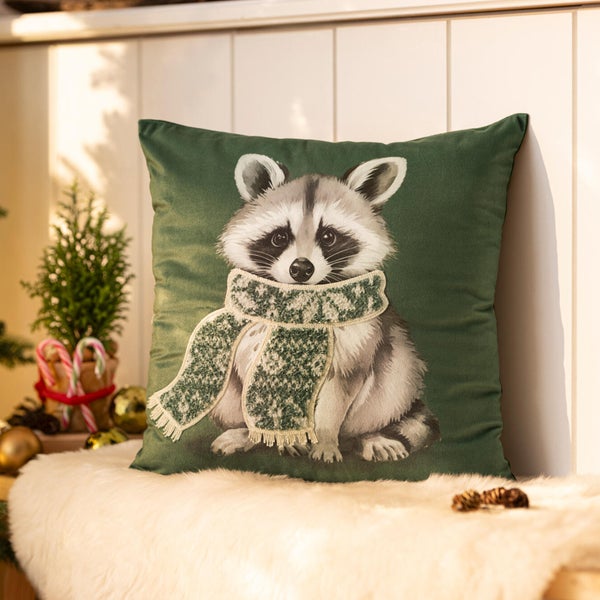 Zierkissen mit Waschbär Motiv und Schal als weihnachtliche Dekoration