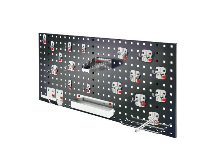 Schwarze Lochwand aus Metall mit silbernen Werkzeughaltern und Haken zur Werkzeugaufbewahrung.
