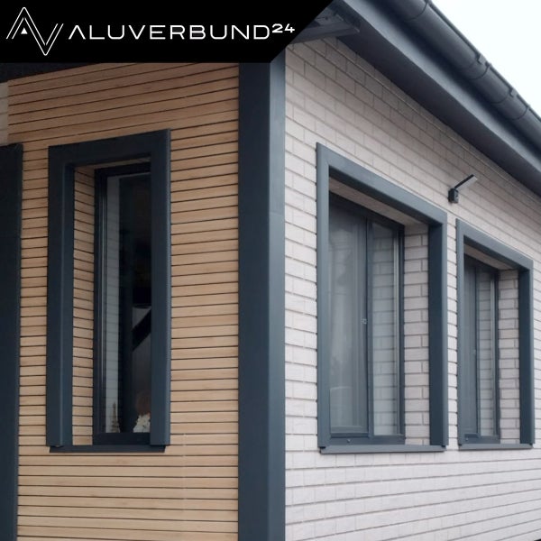 Gebäude mit Fassade aus Aluminiumverbundplatten und Fenstern