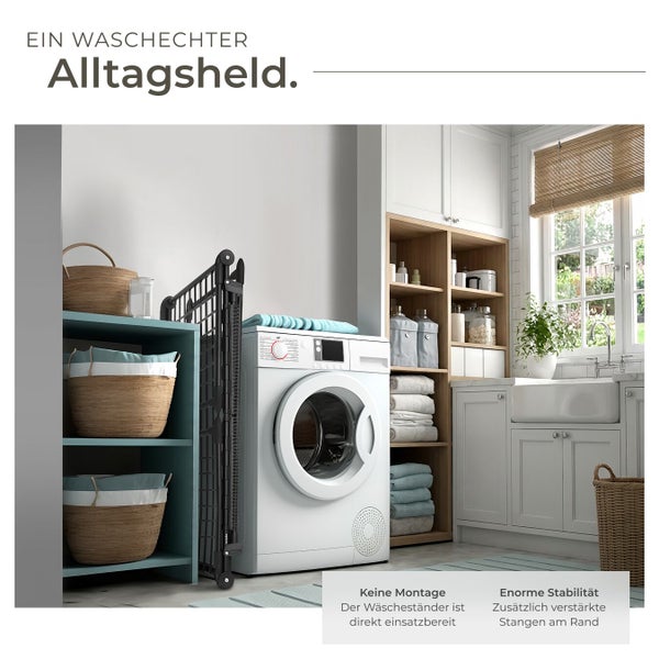 Ein Wäscheständer steht in einem hellen Waschraum neben einer Waschmaschine, Regalen und einem Waschbecken.