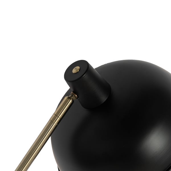 Detail einer schwarzen Lampe mit Metallelementen