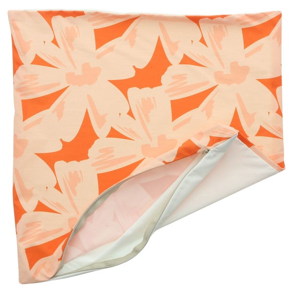 Kissenhülle in Orange und Pfirsich mit großem Blumenmuster und Reißverschluss.
