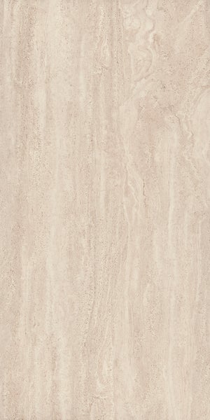Beige Feinsteinzeugfliese in Travertin-Optik mit vertikaler Maserung und natürlicher Textur.