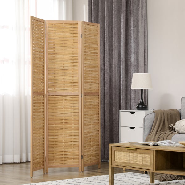 Raumteiler aus Holz und Rattan in einem Wohnzimmer