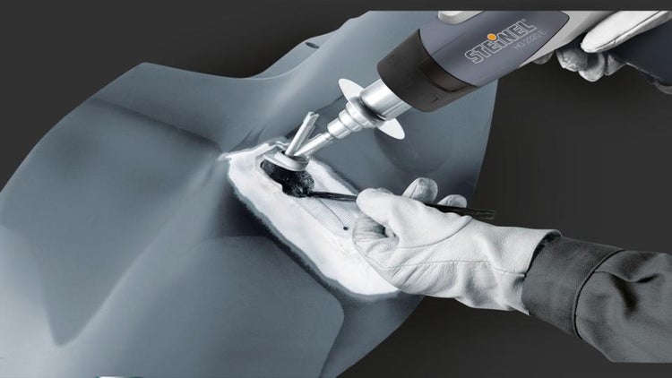 Kunststoffschweißen an einem Bauteil mit einem Steinel Heißluftgebläse und einer Schweißdüse.