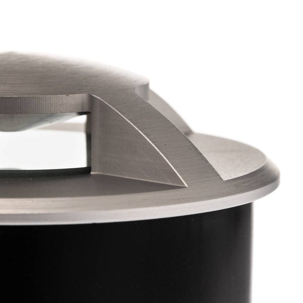 Außenleuchte Bodeneinbaustrahler aus Edelstahl, Detailansicht des Lichtauslasses.