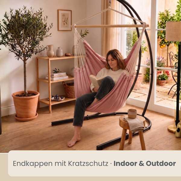 Hängesessel mit Gestell für Innen und Außen, mit Endkappen als Kratzschutz, in einem Wohnraum mit Holzboden und Dekoration.