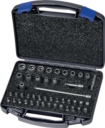 Offener Werkzeugkoffer mit verschiedenen Steckschlüsseln und Bits