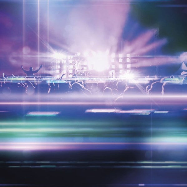 Szene einer Veranstaltung mit Publikum und Bühnenbeleuchtung