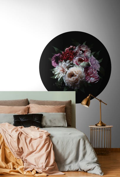 Schlafzimmer mit Bett und Wanddekoration mit Blumenmotiv