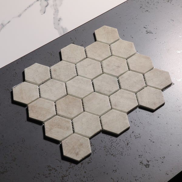 Sechseckige Mosaikfliesen aus Steinzeug auf einem Netz