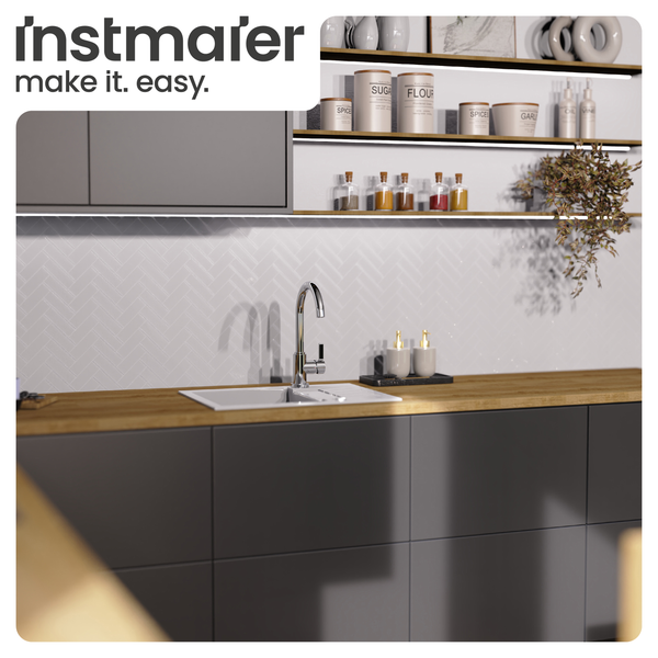 Moderne Küche mit weißer Einbauspüle, verchromter Küchenarmatur, Arbeitsplatte in Holzoptik, dunklen Unterschränken und Instmaier Logo.