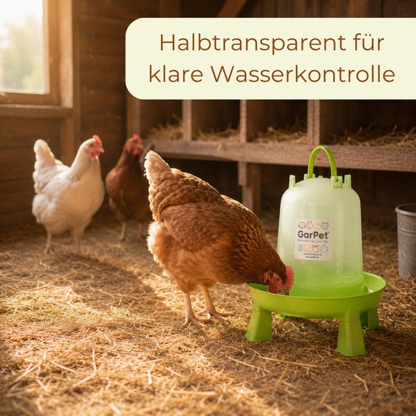 Halbtransparente Geflügeltränke aus Kunststoff mit GarPet Logo im Hühnerstall auf Stroh, eine braune Henne trinkt aus dem Behälter.
