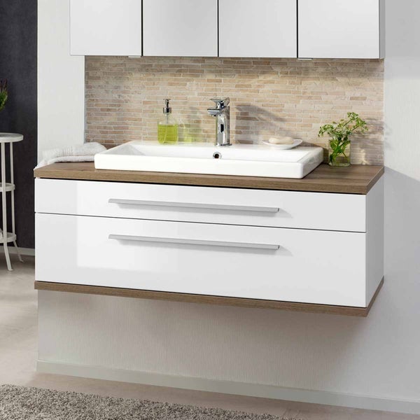 Hand die eine Jokari Abisolierzange an einer Elektrodose verwendet