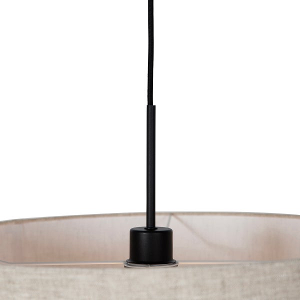 Detail einer Pendelleuchte mit schwarzem Textilkabel, Metallstab und beigefarbenem Lampenschirm aus Leinen.