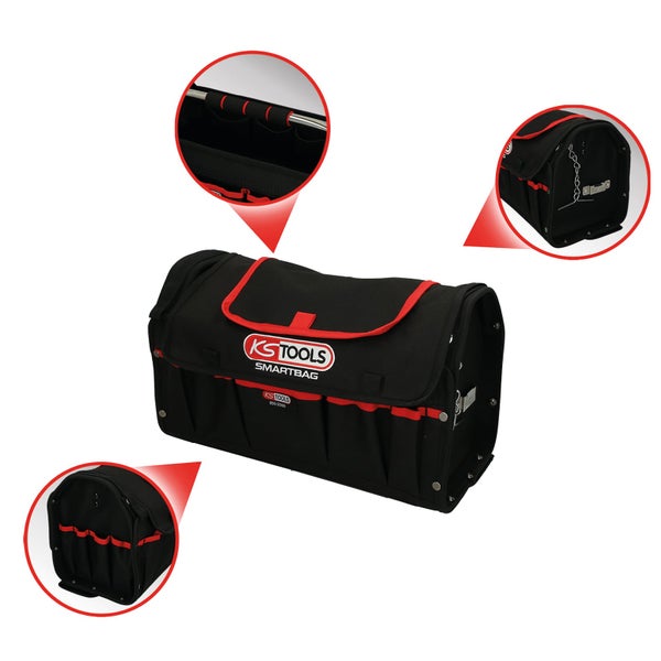 Modernes Sideboard aus hellem Holz mit drei Türen und Rattangeflecht in einem hellen Wohnzimmer mit geometrisch gemustertem Teppich.