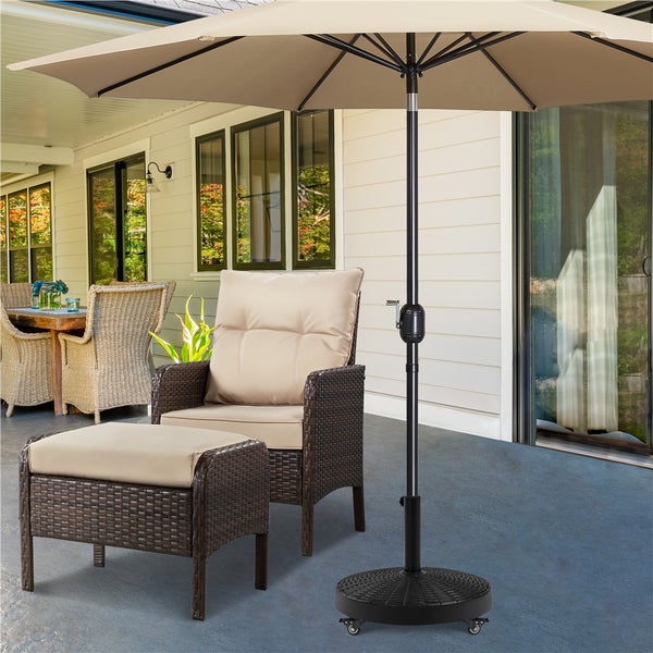 Gartenlounge-Set mit Sonnenschirm auf einer Terrasse