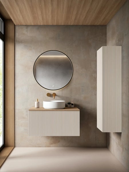 Modernes Badezimmer mit Waschtisch mit Aufsatzwaschbecken, rundem Spiegel mit Beleuchtung, wandhängendem Hochschrank und Holzoptik Akzenten.
