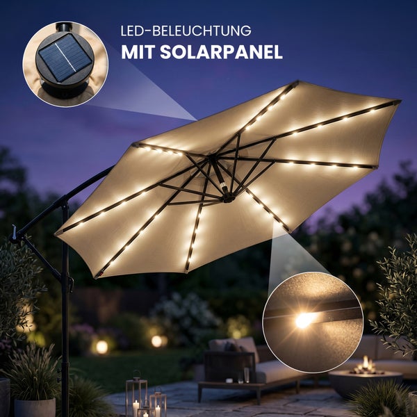 Ampelschirm mit LED-Leisten an den Streben und Solarpanel, aufgestellt in einem abendlich beleuchteten Garten mit Sitzmöbeln.