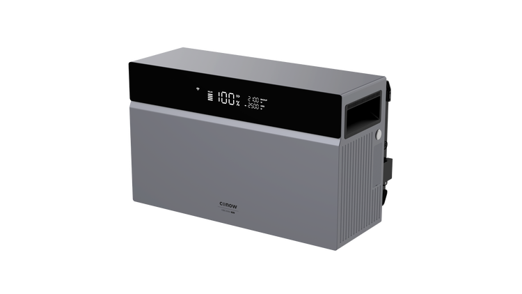 Conow CBE 2000 Batteriespeicher für Solaranlagen mit digitalem Display zur Anzeige von Ladestand in Prozent und Leistung in Watt.