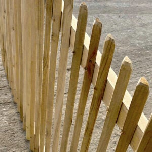 Lattenzaun aus Holz mit zugespitzten Latten